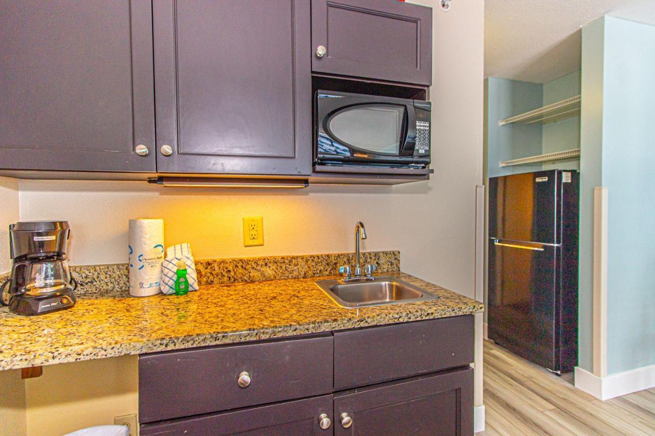Landmark Resort King Suite Unit 710 Beautifully Updated Sleeps 4 Миртъл Бийч Стая снимка